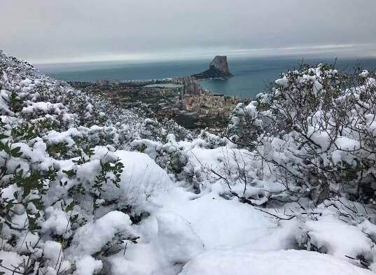 Imagen de archivo de la últiman nevada en 2017  vía @CalpeTurismo firmada por @SantiFerrando