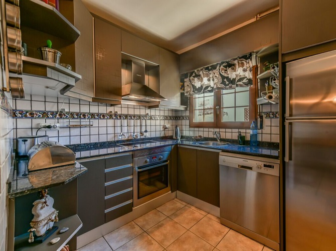 Vista de la cocina de una casa en el pueblo de Calpe vendida por un valor de 299.000 euros.