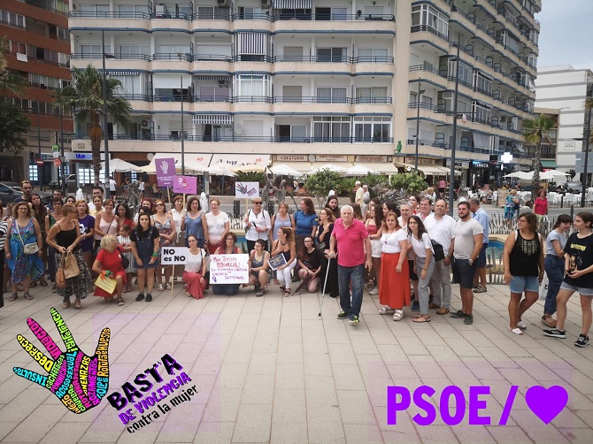 Imagen vía Psoe de Calp en la concentración contra la jauría que  tuvo lugar el lunes a las 20.30 en la plaza Colón de Calp.