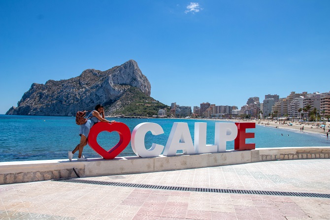 Los visitantes aprovechan estas letras corpóreas para subir a sus redes sociales el recuerdo de su paso por Calpe