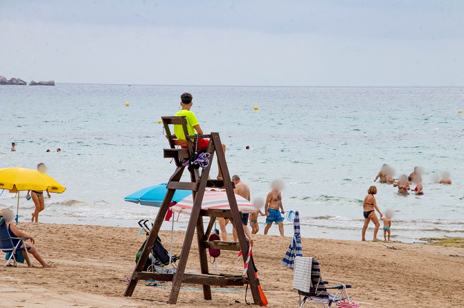 Un socorrista vigila la playa Arenal-Bol