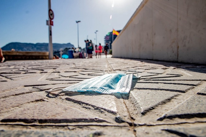 Muchas mascarillas aparecen tiradas en el suelo