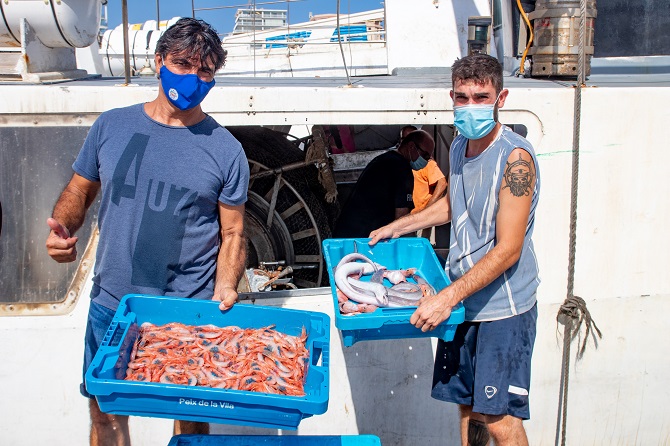 Los pescadores de Calpe descargan de sus embarcaciones productos de primera calidad.