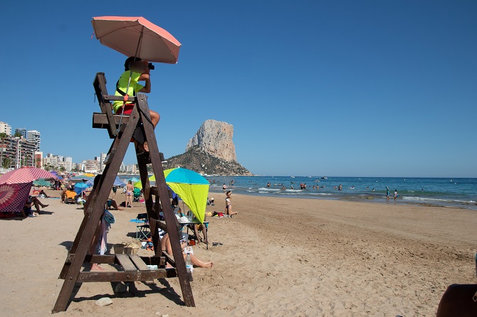 Imagen de archivo de un socorrista de Eulen en una playa de Calpe