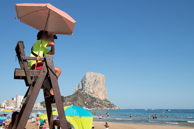 Imagen de archivo de un socorrista de Eulen prestando servicio en las playas de Calpe