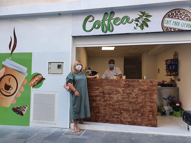 La alcaldesa de Calpe, Ana Sala, muestra su apoyo a este nuevo comercio calpino.