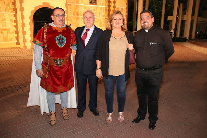 La alcaldesa de Calpe, Ana Sala, felicitó a Olcina por su gran discurso.