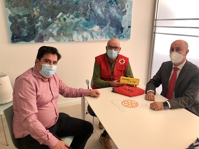 Acto de entrega de los vales de comida a la Cruz Roja de Calpe