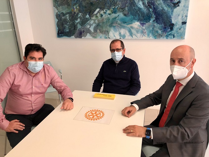 Acto de entrega de los vales de comida a Cáritas de Calpe