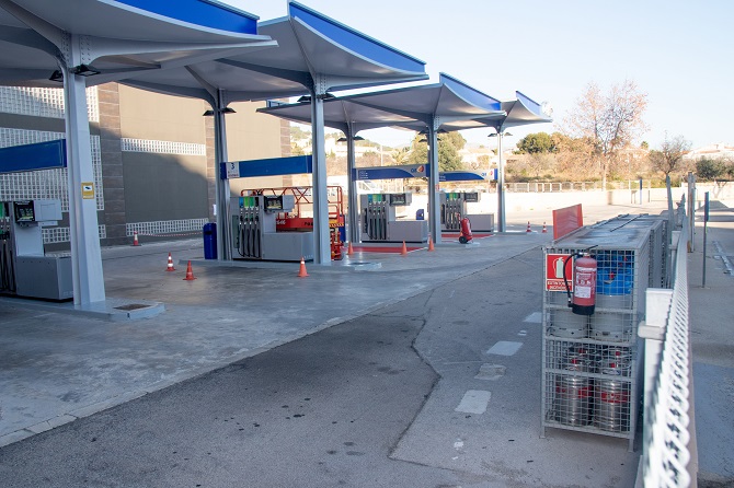 ....y tan solo unos metros más la segunda gasolinera.