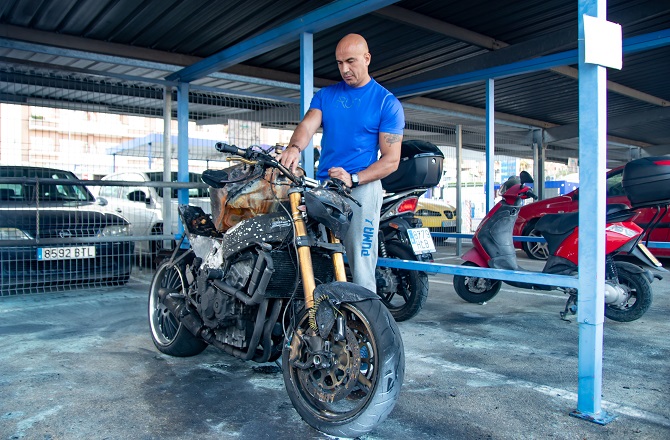 Juan Riaño muestra como ha quedado su motocicleta Honda.
