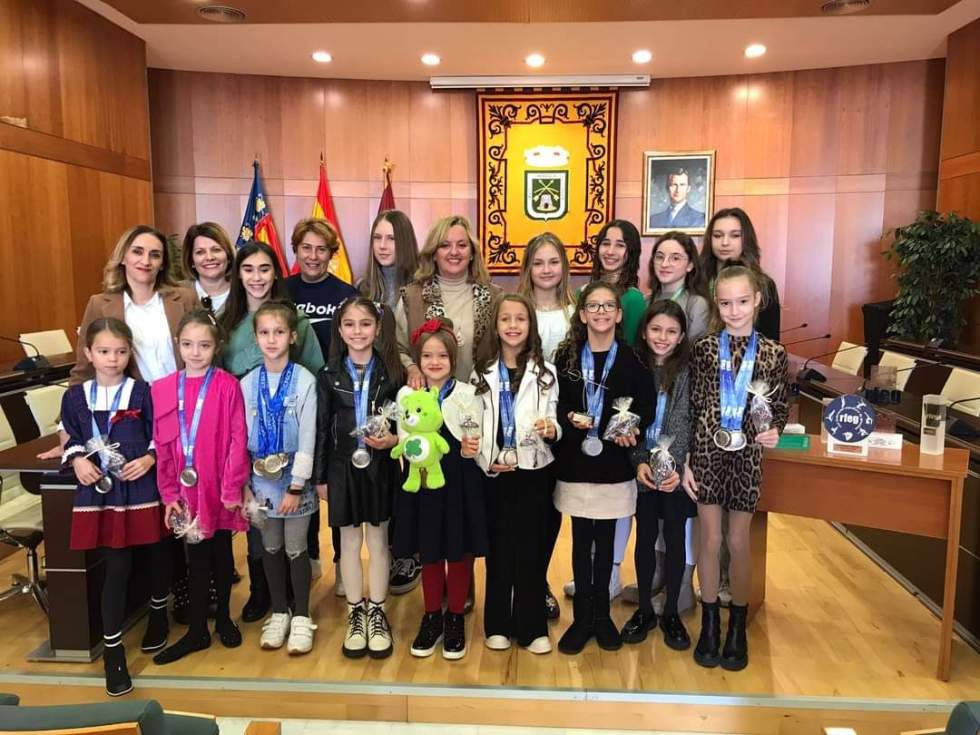 Las gimnastas del Club Gimnasia Calpe recibidas en el Ayuntamiento