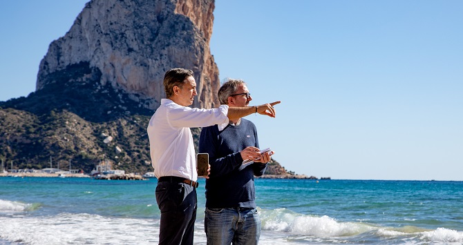 En primer plano, César Sánchez, candidato a la alcaldía de Calpe