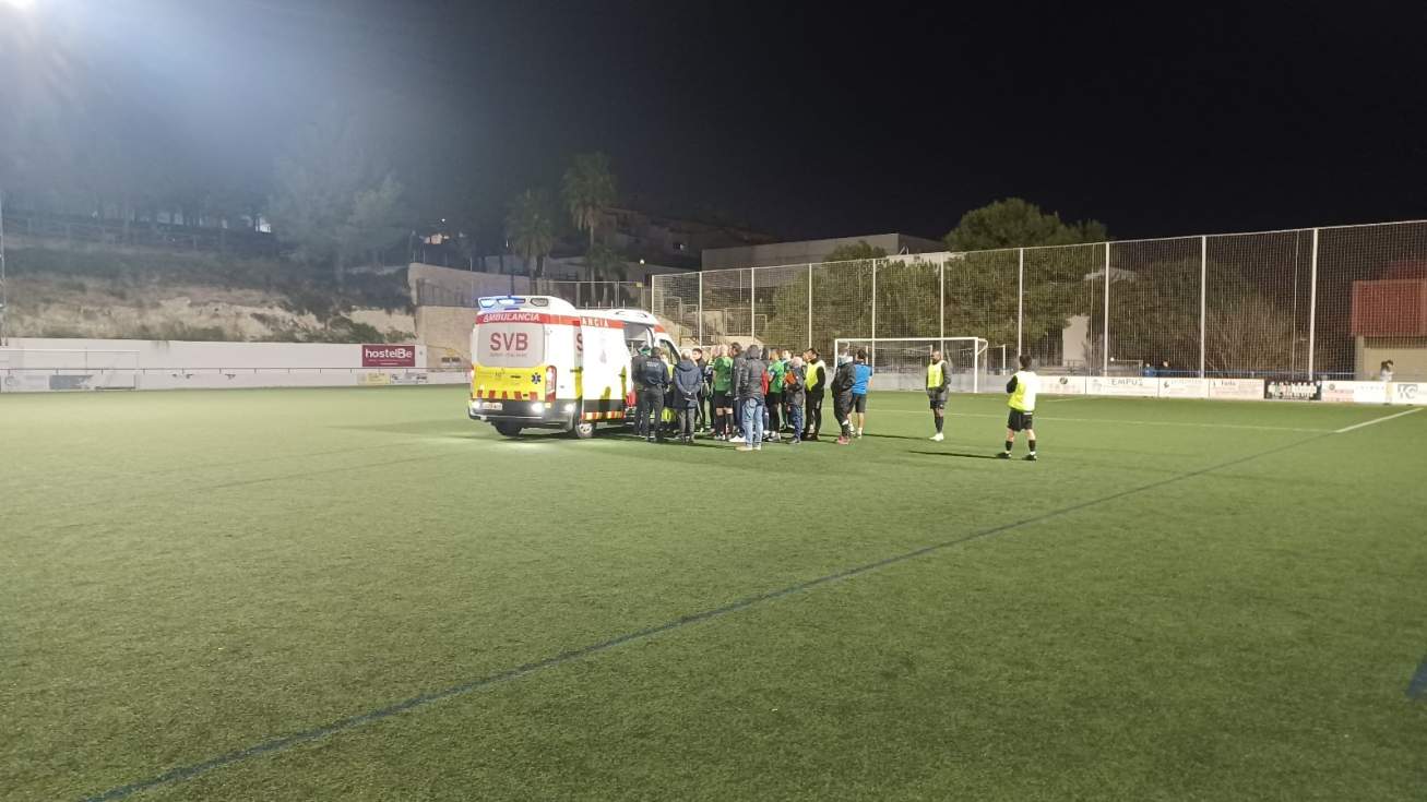 La ambulancia tuvo que entrar al campo para atender al jugador