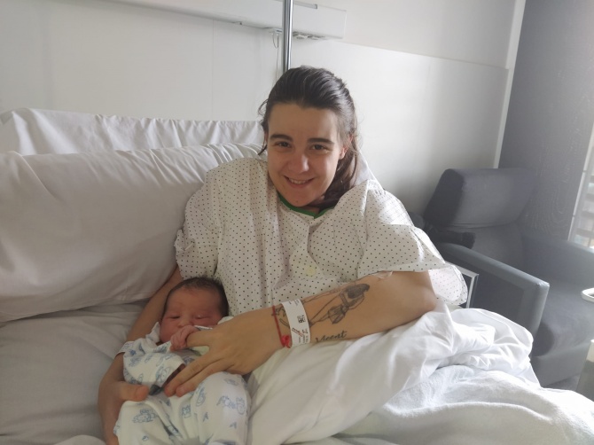 La pequeña Ollvia junto a su madre