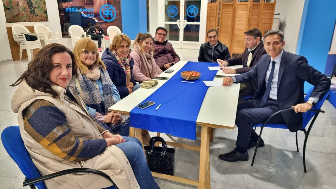 Imagen del encuentro de César Sánchez con el actual equipo de gobierno del PP.