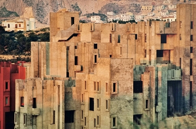 La Muralla Roja sin el característico color rojo en su fachada durante su construcción