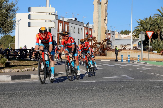 Los ciclistas a su paso por Teulada
