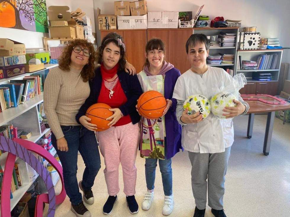 CEIP Oltà y CD Calpe Futsal impulsan el desarrollo deportivo de usuarios del Centro Maite Boronat con donación de materiales