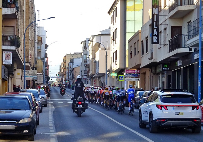 Los ciclistas a su paso por Benissa