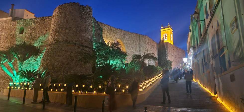 El casco antiguo de Calp volverá a iluminarse con miles de velas en la segunda edición de “La Nit Encesa”