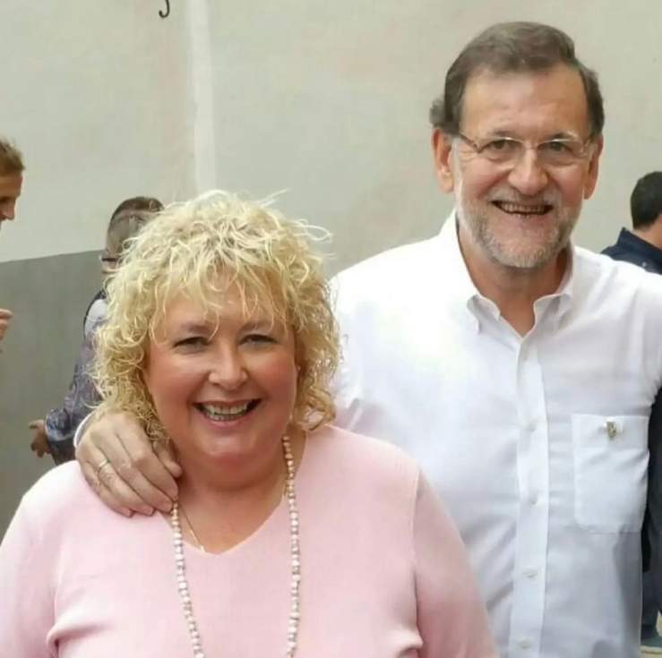 Carole Saunders en una imagen con Mariano Rajoy