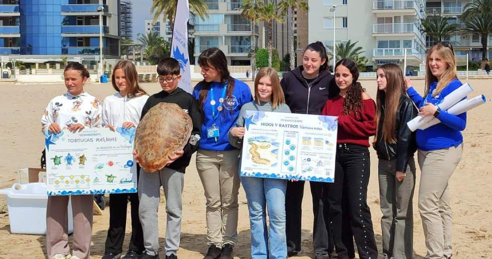 Calp culmina el concurso goCalp con la suelta de la tortuga ‘Tuk Tuk’