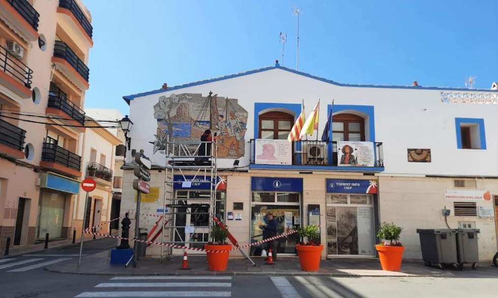 Calp inicia los trámites para rehabilitar el mosaico de Gastón Castelló en la plaza del Mosquit