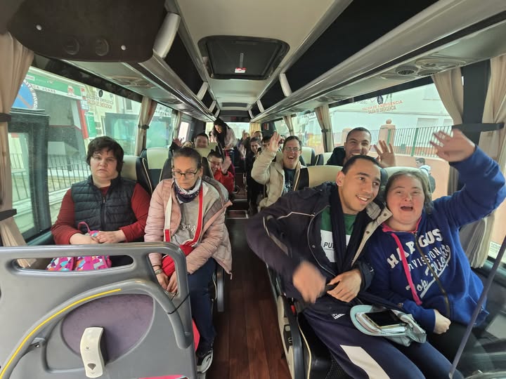 El Centro Ocupacional Maite Boronat estrena un minibús para facilitar el transporte de sus usuarios