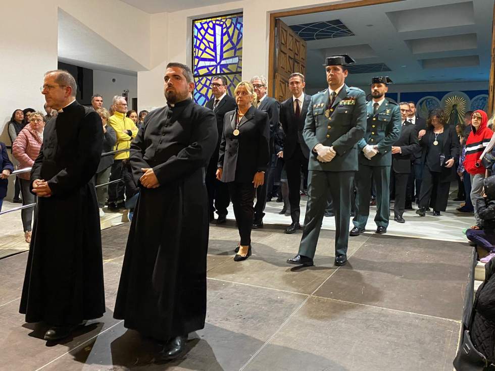 Polémica en la procesión del viernes santo de este 23 de abril de 2023: Ana Sala relega a César Sánchez a un segundo plano y desafía las normas de protocolo