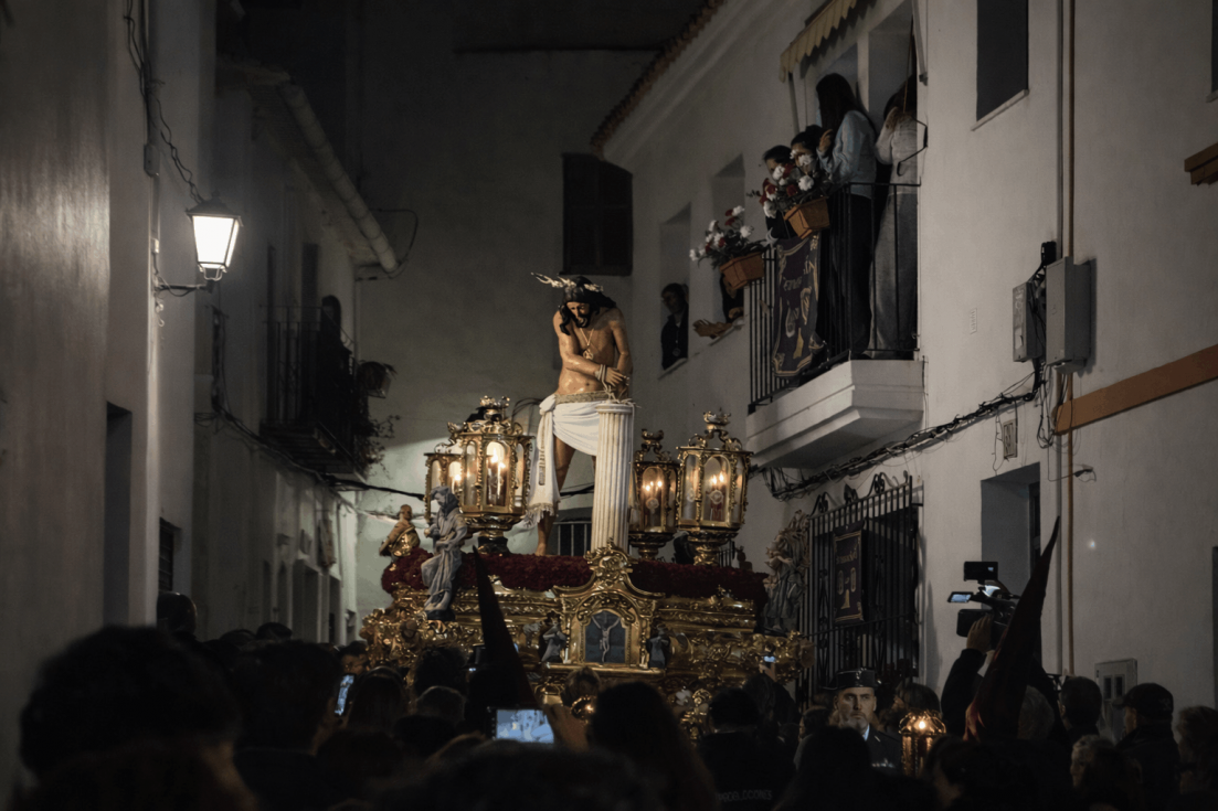 El Cristo de los Gitanos ‘El Poderoso’ recorre el Casco Antiguo de Calp en una procesión marcada por las saetas y las levantás