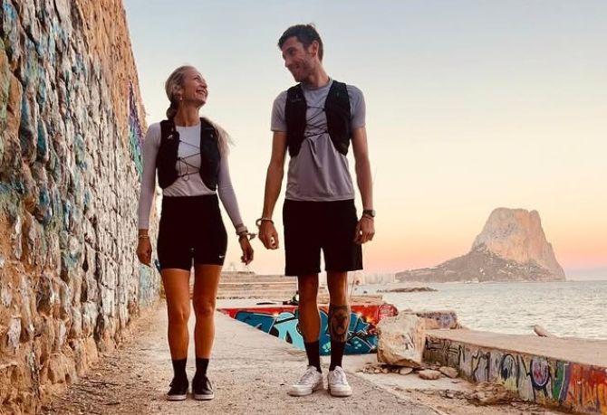 Una agente de la Policía Local de Calp y un guardia civil afrontan un reto solidario de 101 kilómetros esposados