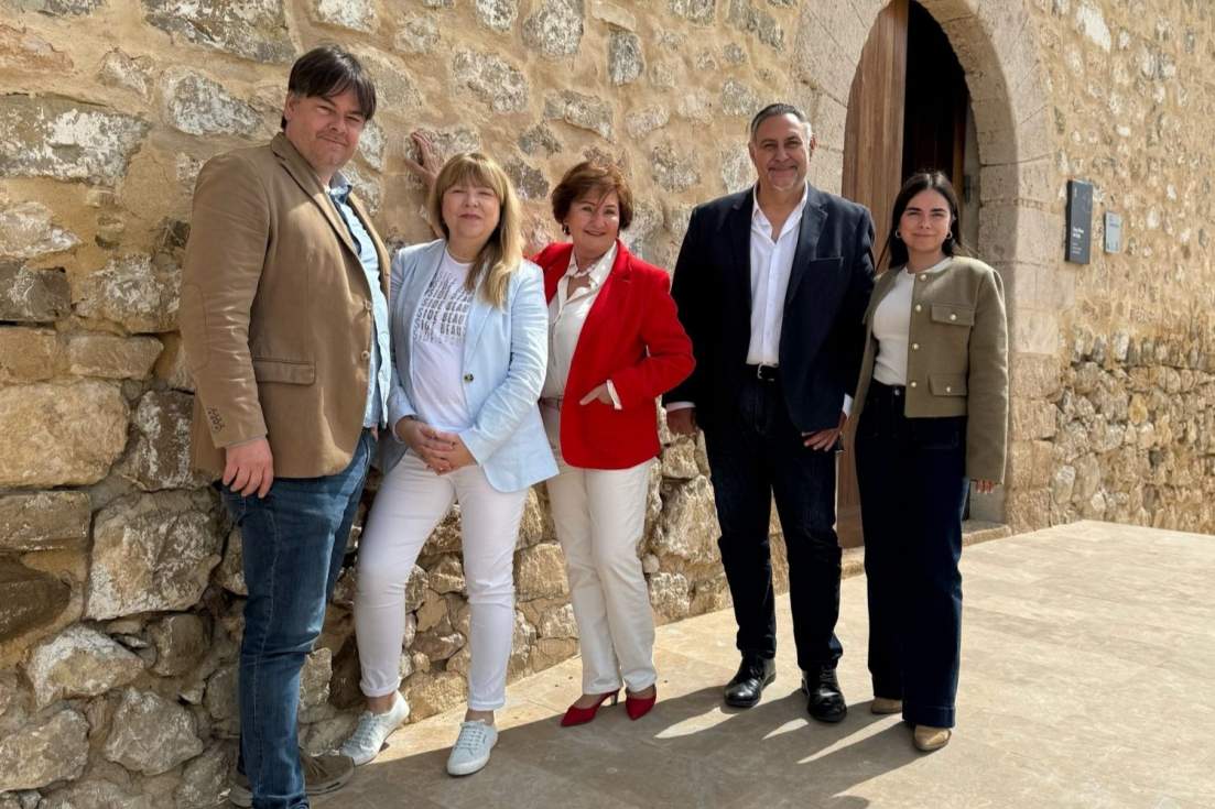 Cristina Mart&iacute;nez (segunda por la izquierda) junto al equipo del grupo municipal socialista