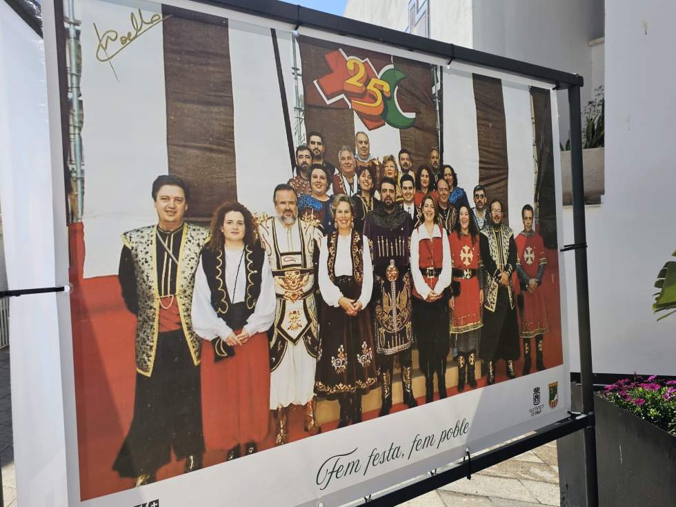 Calp saca a la calle 50 años de historia de los Moros y Cristianos con una exposición fotográfica al aire libre
