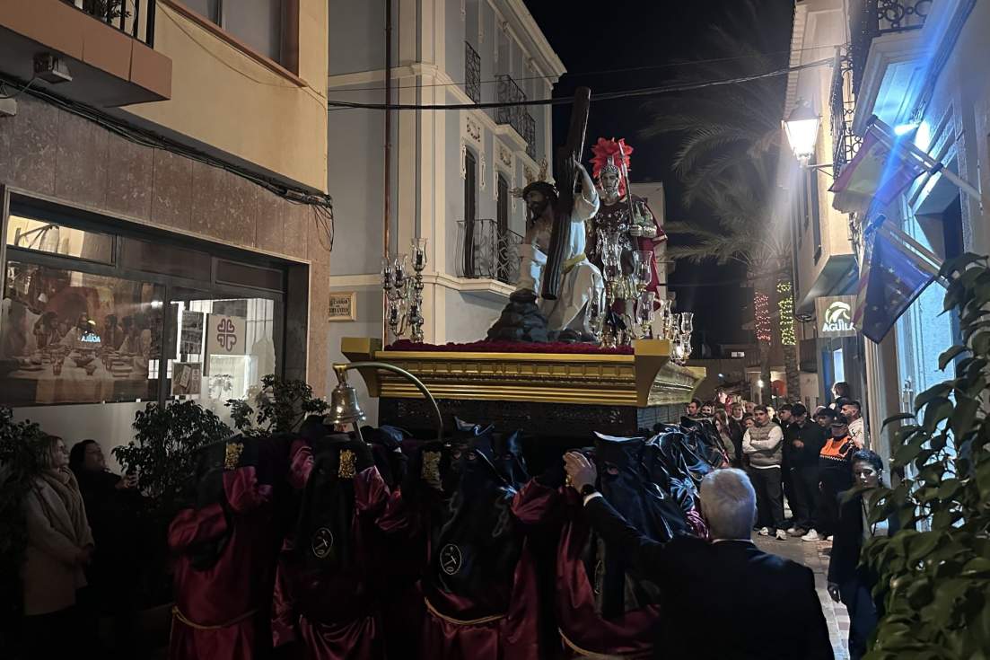 El Cristo de las Tres Caídas marcó el pulso del Miércoles Santo al compás de las cornetas y tambores