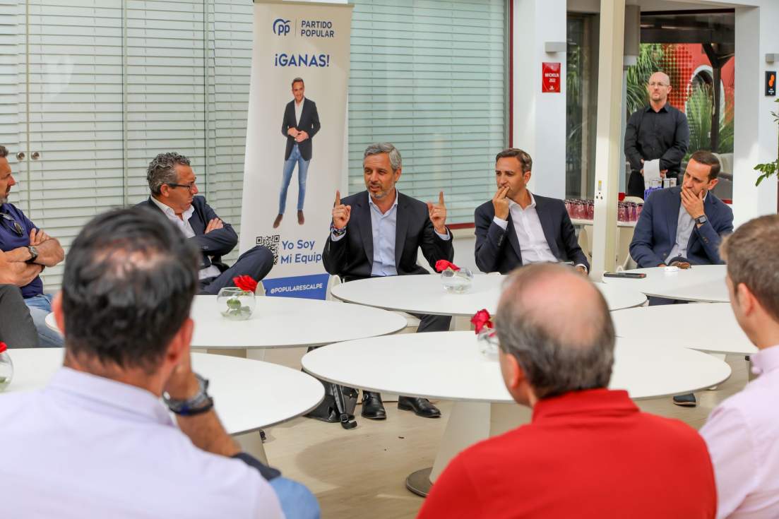 César Sánchez trae a Calp al protagonista del milagro económico de Juanma Moreno Bonilla