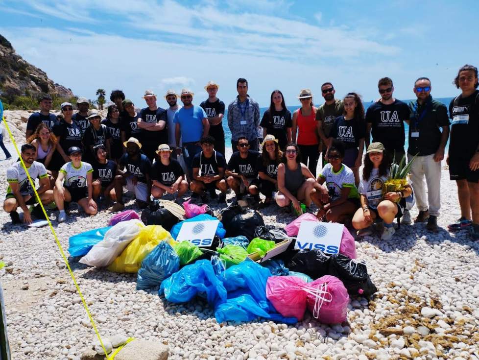 Los voluntarios de las jornadas SAVE extraen en Calp 800 kilos de residuos en una mañana