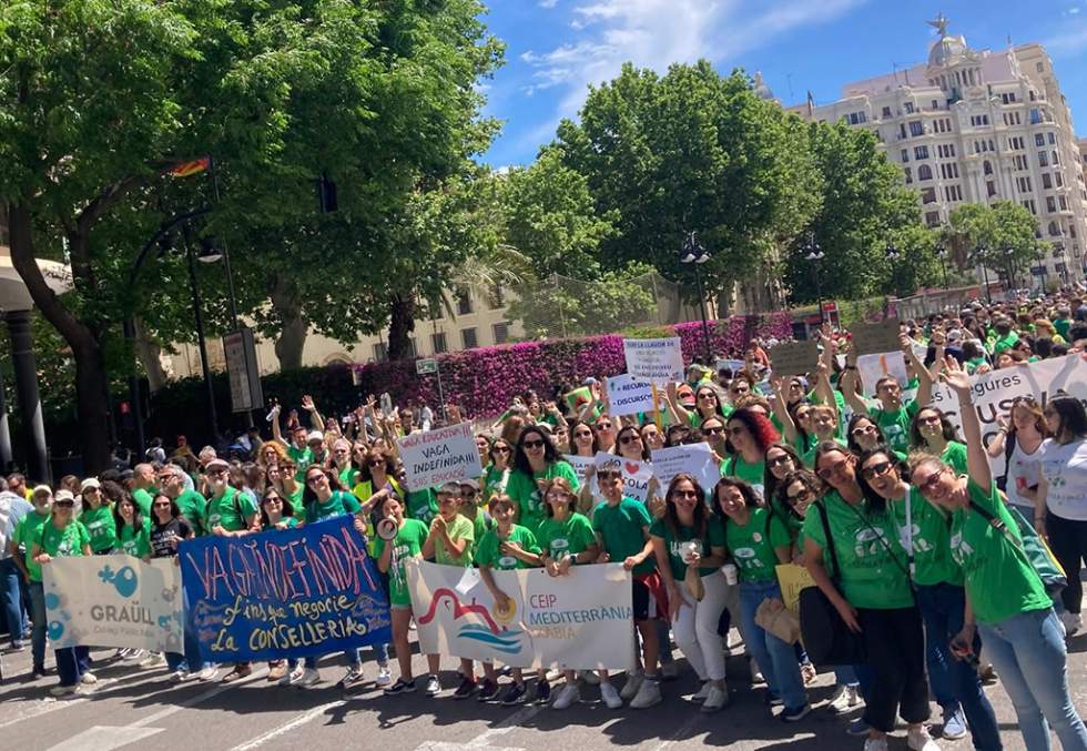 La escuela pública de La Marina se suma a la huelga: Aulas vacías y miles de docentes en la calle