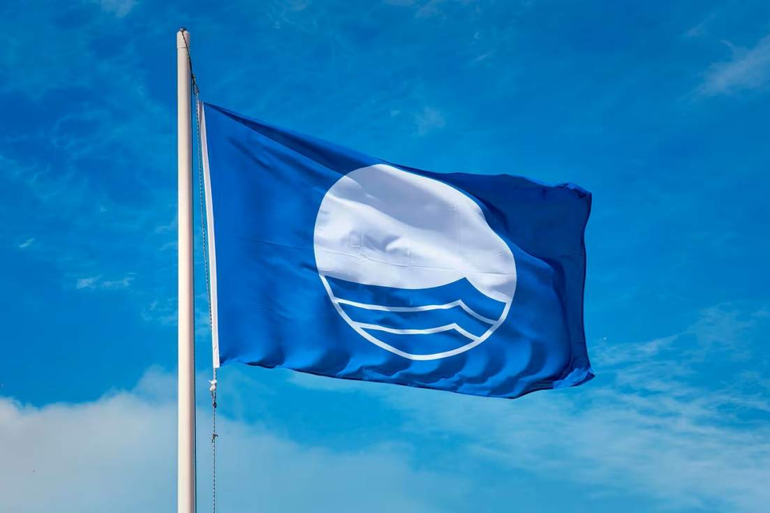 La playa de La Fossa celebra 40 años de Bandera Azul con una gran jornada ambiental y participativa