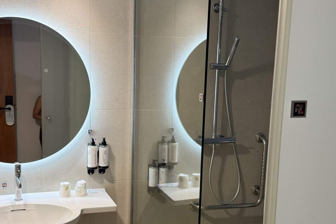 navilens baño habitación ar diamante beach calp