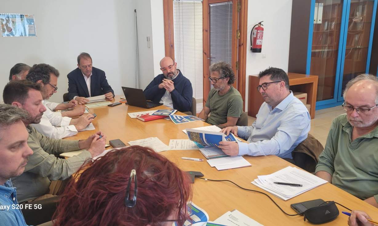 Calp plantea en la Junta Rectora del Penyal su preocupación por los efluentes de la piscifactoría