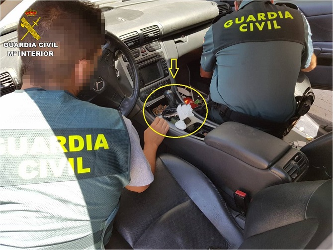 Imagen del momento en el que los agentes descubrieron la droga.