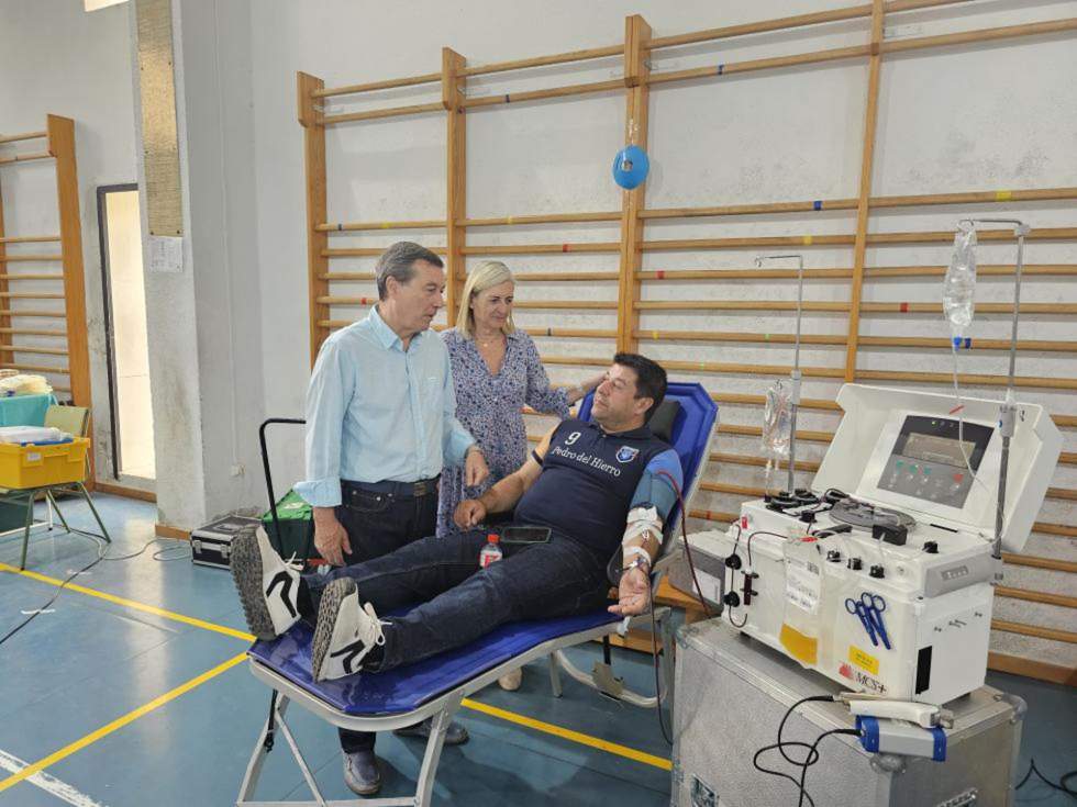 El conseller de Sanidad, Marciano Gómez, con un donante de sangre. EFE/Generalitat