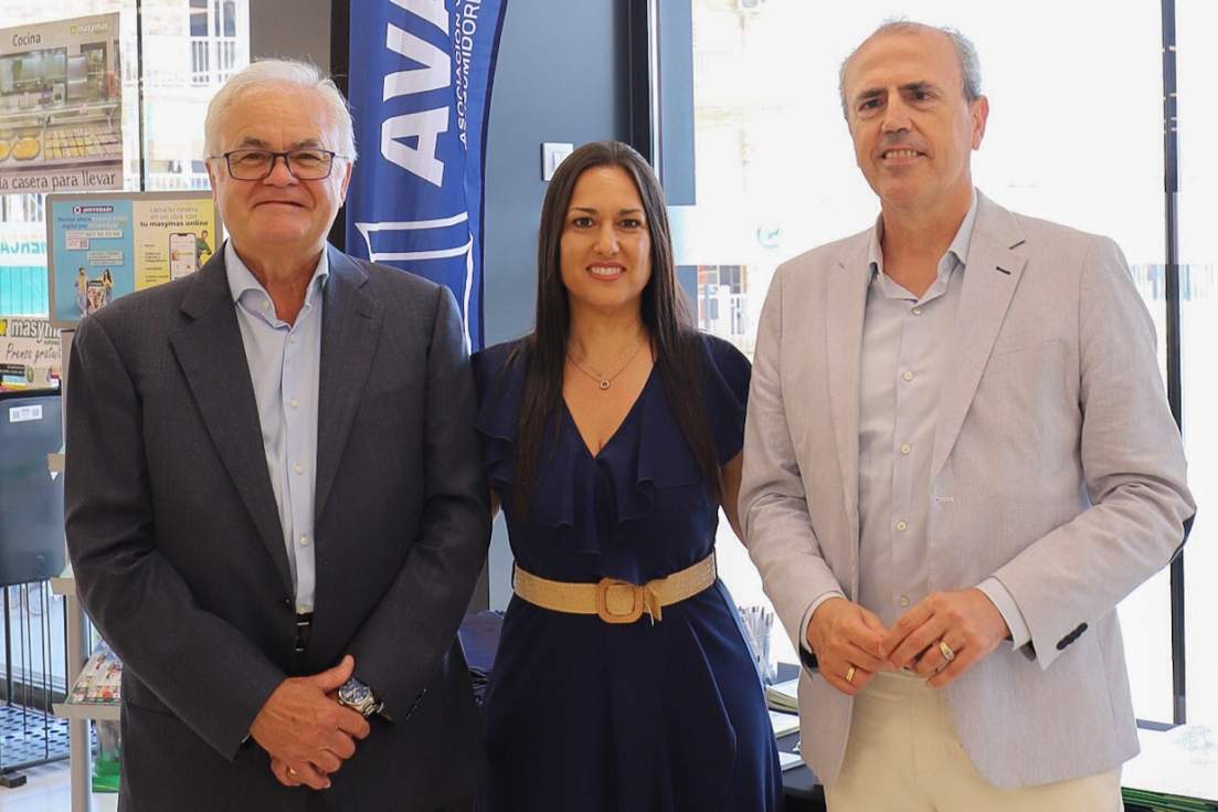 Masymas y AVACU acercan a los consumidores de Calp información y asesoramiento sobre sus derechos