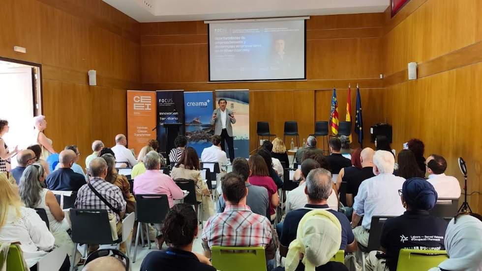 Calp reúne a expertos y empresas para analizar las oportunidades de la Silver Economy en la Marina Alta y la Marina Baixa