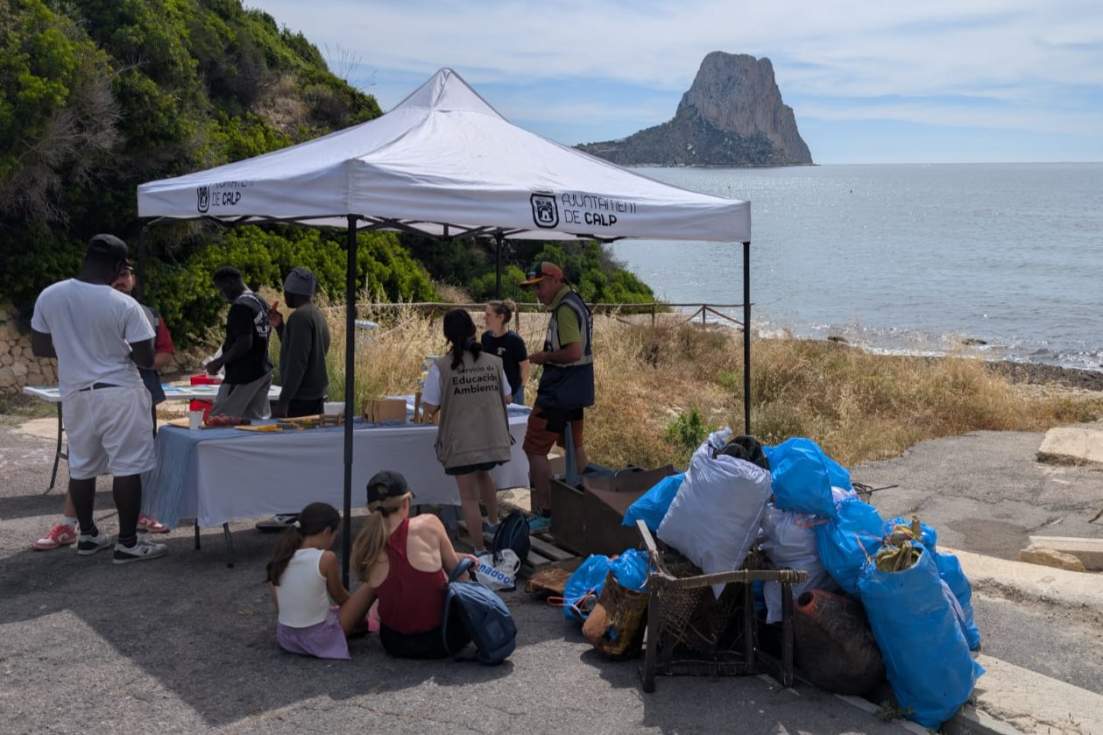 Calp retira 100 kilos de residuos de Cala Manzanera en una jornada por el Día Mundial de los Océanos