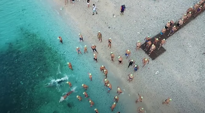 Una imagen de la salida de la travesía a nado de Calp. Foto: travesiacalpe.com