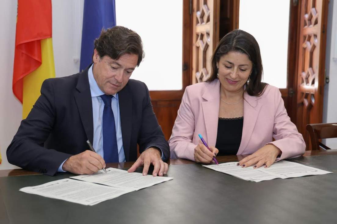 El director general de Administración Local, José Antonio Redorat, y la directora gerente de la Fundación Escuela de Posgrado y Red de Centros de Investigación en Inteligencia Artificial de la Comunitat Valenciana (ValgrAI).