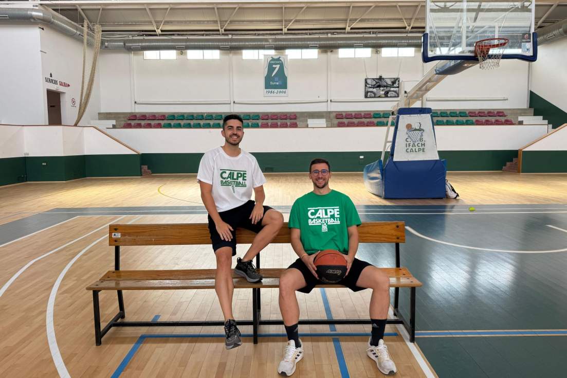 Arnau Ivars y Ximo Crespo, con la camiseta de Constante Ivars al fondo.