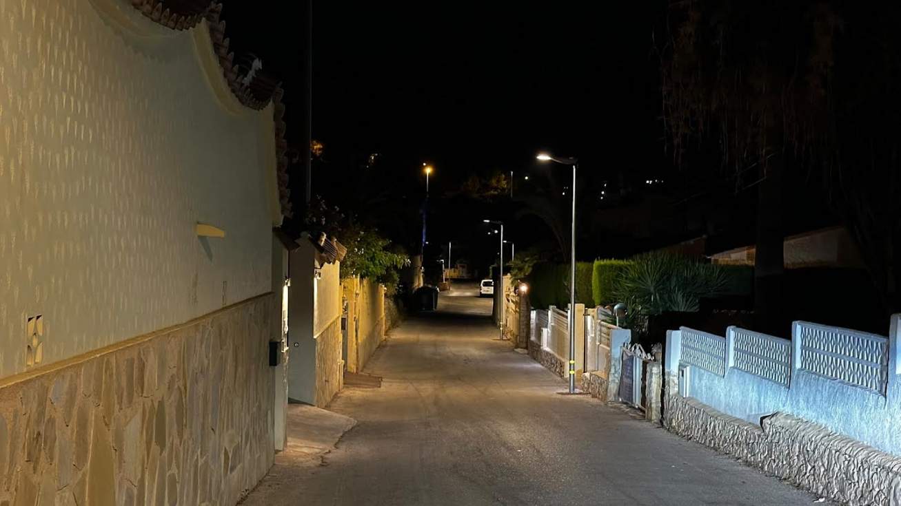 Calp pone en funcionamiento 67 nuevas farolas solares en Canuta, Canuta Alta y Canuta Ifach
